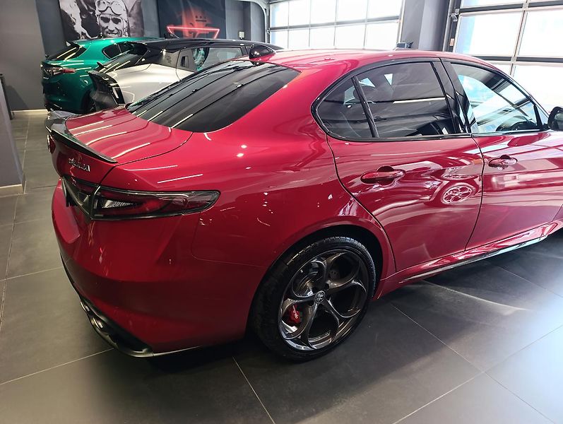 Alfa Romeo Giulia (2026) Quadrifoglio 2.9 V6 Turbo 520K - fotka 13 z 36