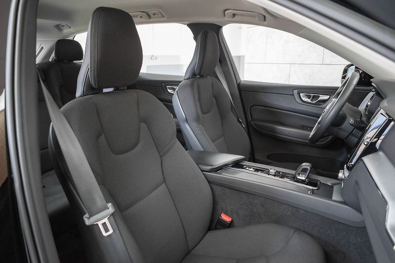 Volvo XC60 B4 AWD KESSY*MATRIX*VÝHŘEV* - fotka 11 z 32