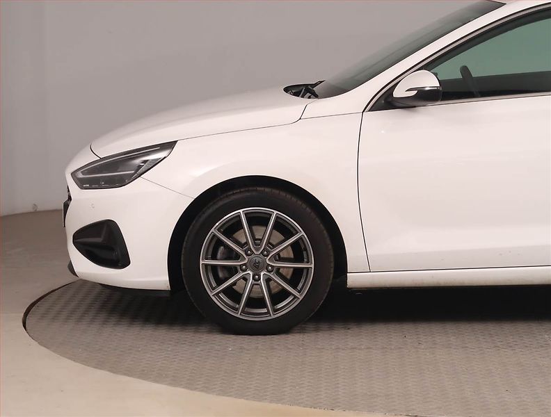 Hyundai i30 (2022) 1.0 T-GDI, ČR,1.maj - fotka 14 z 19