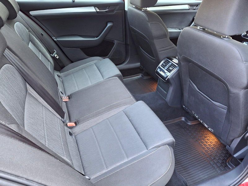 Škoda Superb (2018) Combi Ambition Plus 2,0TDi 110 - fotka 15 z 35
