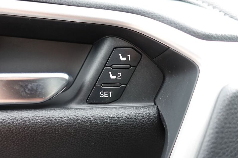 Toyota RAV4 2,5 HEV Executive Skyview  4x4 - fotka 12 z 36