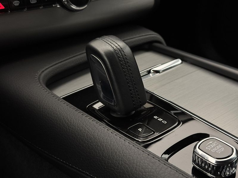 Volvo XC90 B5 AWD MOMENTUM AUT - fotka 26 z 42