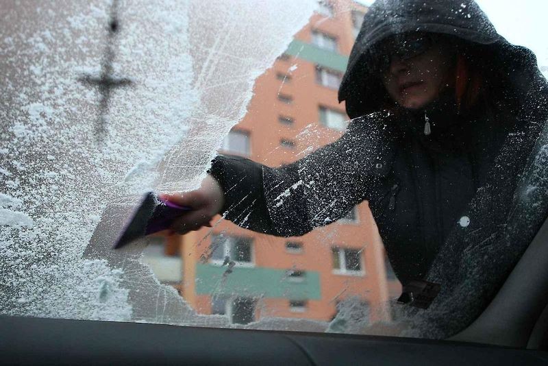 Před jízdou je třeba auto důkladně zbavit sněhové pokrývky.