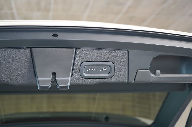 Volvo XC60 B5 ULTRA Dark, Bowers, Masáž - fotka 14 z 46