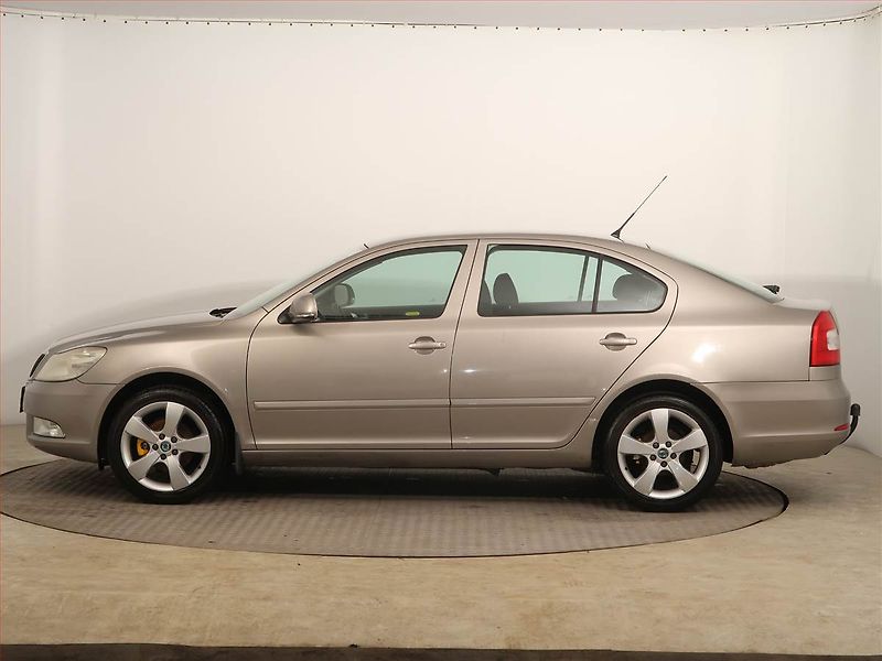 Škoda Octavia (2009) Ambiente 1.6, Tempomat - fotka 3 z 13