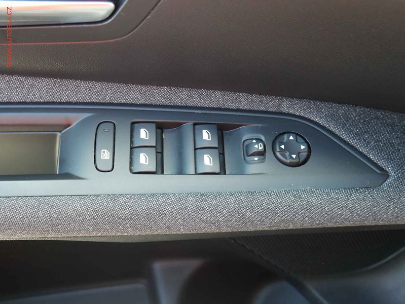 Peugeot 3008 (2020) 1.2 PT, ČR, Active - fotka 11 z 19
