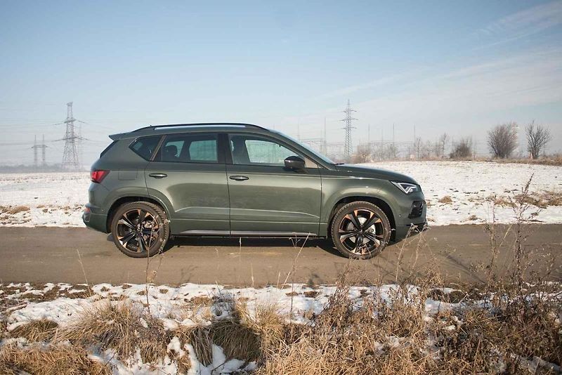 Zvenčí má sportovní šmrnc a sexy detaily, uvnitř však Cupra Ateca neopustila praktičnost rodinného SUV.