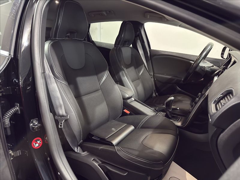 Volvo V40 1,6   D2 MOMENTUM BI-XEN VÝHŘE - fotka 26 z 42