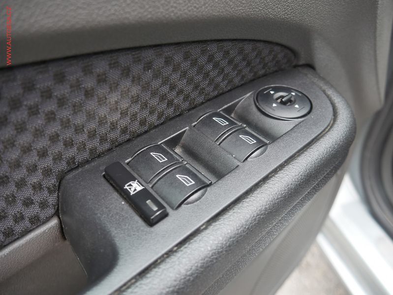 Ford Focus (2005) 2.0 TDCi, AC, xenon - fotka 12 z 15