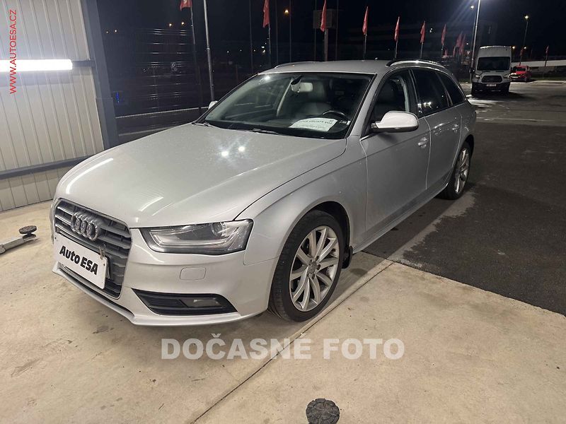 Audi A4 (2012) 2.0TDi quattro, AC, bixen - fotka 1 z 3