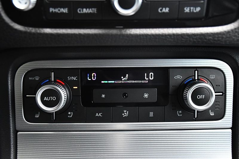 Volkswagen Touareg 3.0TDi V6 4M R-LINE TAŽNÉ ČR - fotka 26 z 44