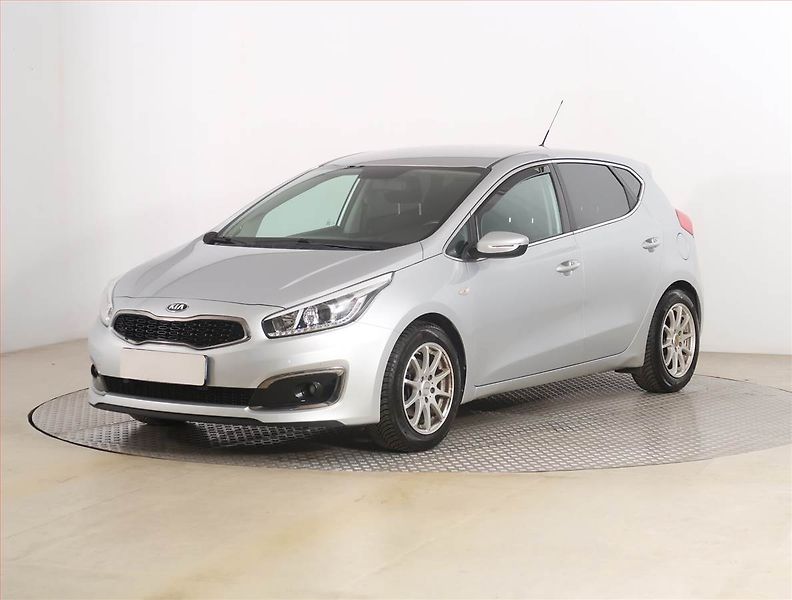 Kia Ceed (2015) 1.4 CVVT, Serv.kniha, Tempomat - fotka 2 z 17