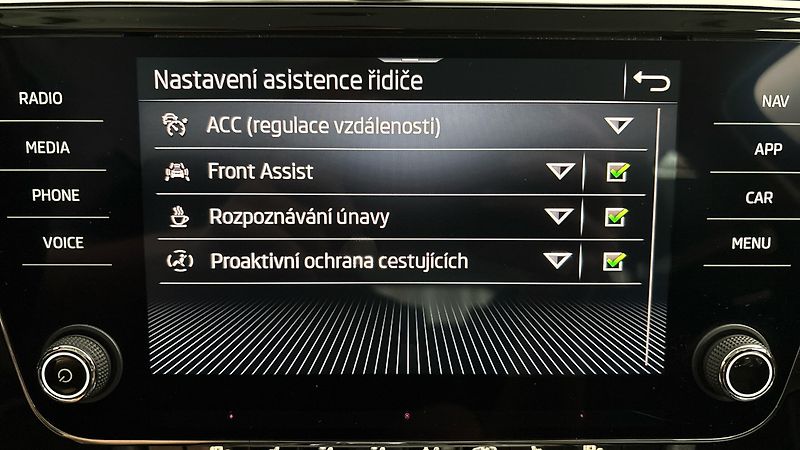 Škoda Superb 2.0 TDI DSG 4x4 Style Combi - fotka 25 z 28