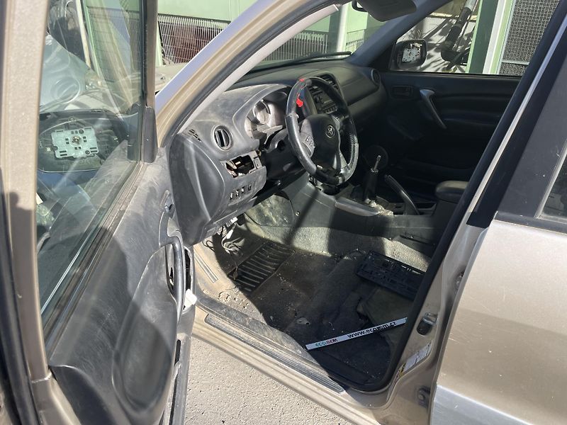 Toyota RAV4 (2002) 2.0 D4D 85Kw NÁHRADNÍ DÍLY - fotka 7 z 7