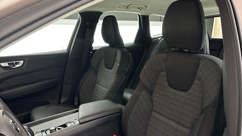 Volvo XC60 2.0 B4 AUT AWD Core - fotka 15 z 28