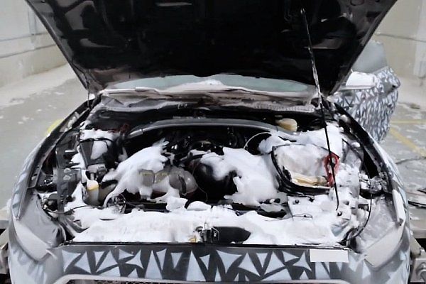 Testování nového Fordu Mustang v extrémních podmínkách.