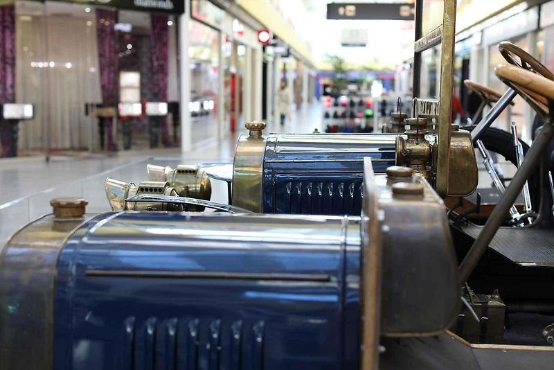 Desítkami historických aut značky Škoda se lze od čtvrtka kochat v obchodním centru Olympia v Brně. K vidění je třiadvacet aut, pět motocyklů a jízdní kolo.