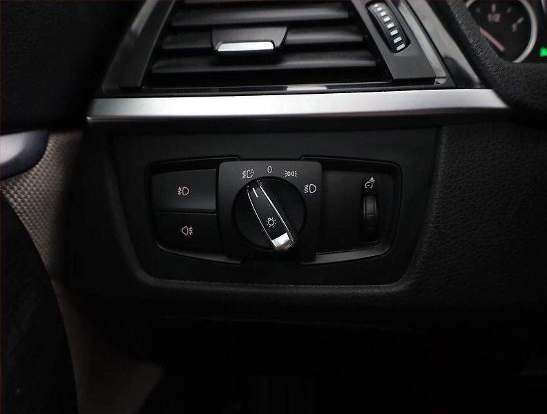 BMW Řada 3 (2015) Luxury Line 320i xDrive GT - fotka 16 z 20