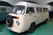 13 - „Tenhle busík je z roku 1979, koupil jsem ho jako nepojízdné auto,“ vzpomíná. S busíkem se vypravil třeba do Norska k polárnímu kruhu, s dětmi s ním objel za jeden rok osm států. Auto má zvedací střechu, můžou tam spát čtyři lidi. Má ledničku a tekou
