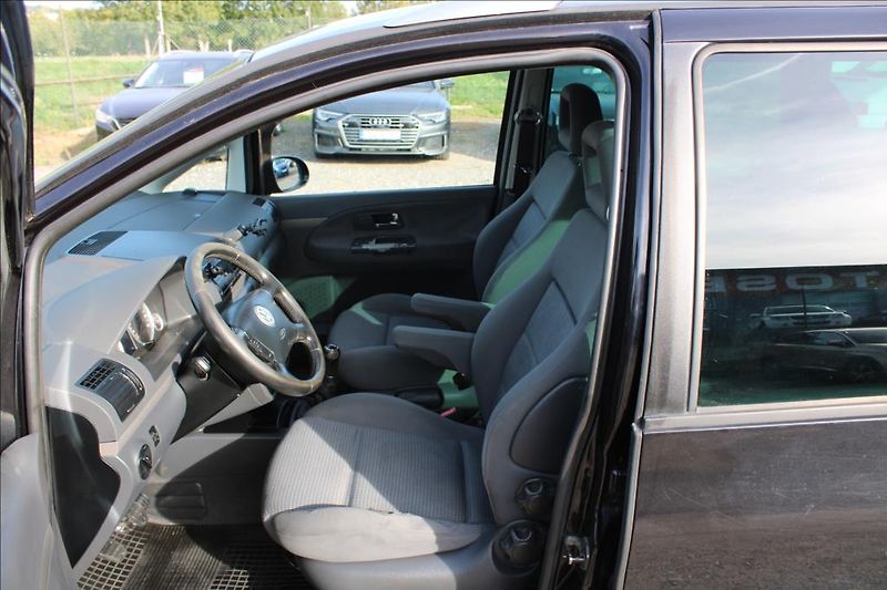 Volkswagen Sharan 1,9 TDi  TAŽNÉ,XENONY,7-MÍST - fotka 10 z 31