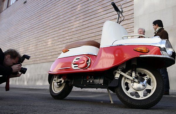 Představení designového elektrického skútru Čezeta 506,který se vrací v modernizované podobě. Čezetu představil její britský konstruktér Neil Smith.