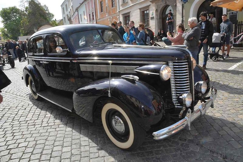 Stovka nablýskaných motocyklů a automobilů předválečné a meziválečné éry vyrazila v neděli z Horního náměstí v Přerově na spanilou jízdu regionem. Nejstarší účastnicí byla osmaosmdesátiletá Libuše Šulcová, která na trasu vyrazila na motocyklu BSA 770 se s