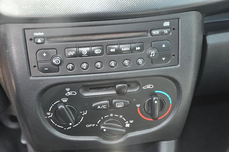 Peugeot 206 + 1.1i 44kW 5dv. Klima - fotka 12 z 12