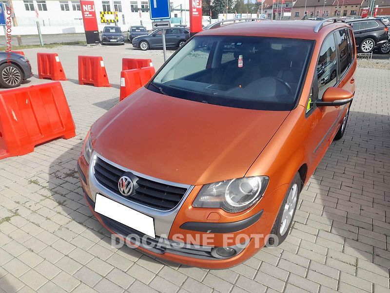 Volkswagen Touran (2009) 1.9 TDI, AC, výhřev sed - fotka 1 z 3