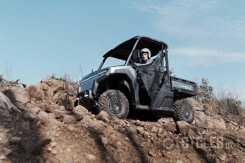 CFMOTO (2026) Gladiator U6 EV - fotka 13 z 19