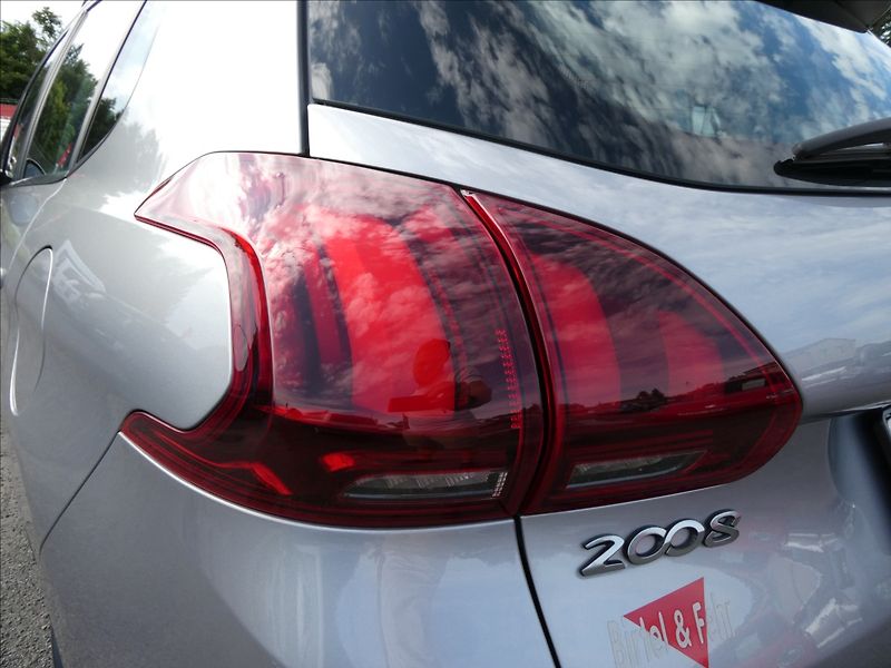 Peugeot 2008 1,2 1.2 81kW NAVI,závěs,servis - fotka 11 z 46