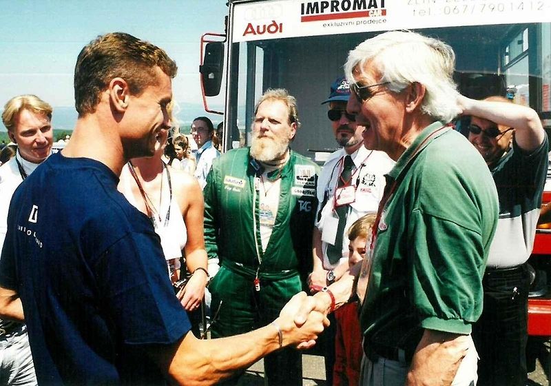 David Coulthard se v červnu roku 1999 stal čestným patronem Autodromu Most. Na snímku je rpři setkání s fanoušky.