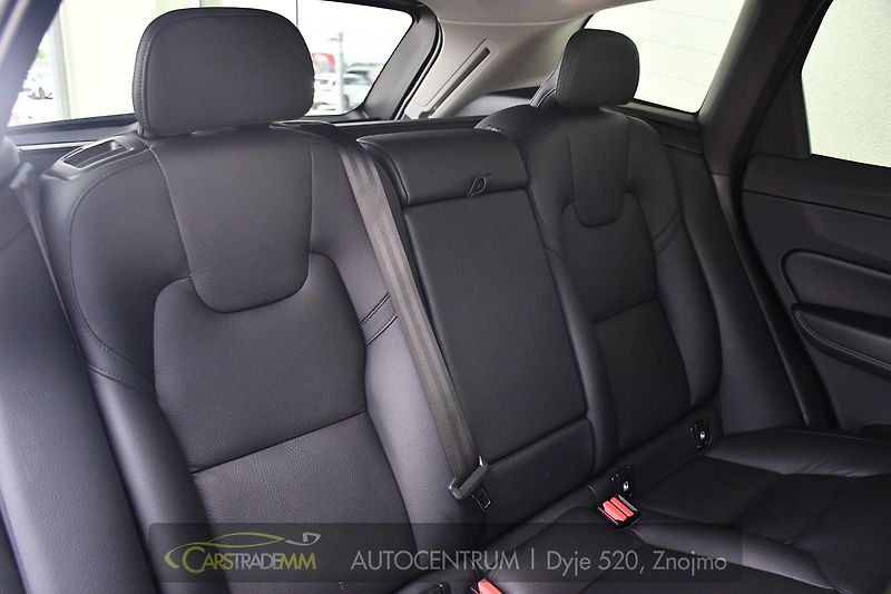 Volvo XC60 2.0T8 R-Desing RECHARGE - fotka 20 z 54