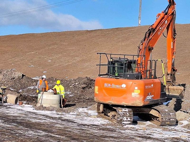 Na úseku od mimoúrovňové křižovatky Slaný-západ do Kutrovic probíhají nadále intenzivní zemní práce.