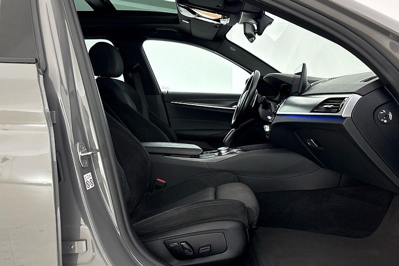 BMW Řada 5 530d xDrive - fotka 14 z 29