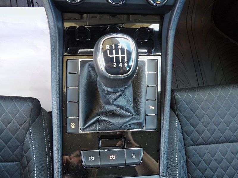 Škoda Superb 2.0TDI Style Serviska Tažné We - fotka 16 z 39