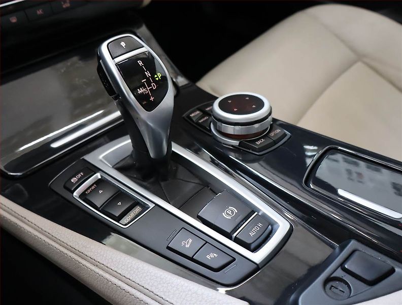 BMW Řada 5 (2012) 530d xDrive, 4X4, Automat - fotka 13 z 22