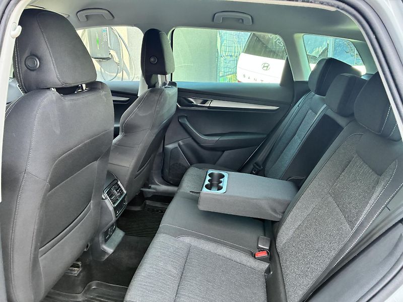 Škoda Karoq 110 kW Style 4x4 DSG 1.MAJITEL - fotka 14 z 38