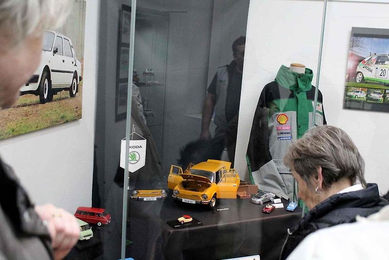Modely vozů Škoda s pamětními mincemi.