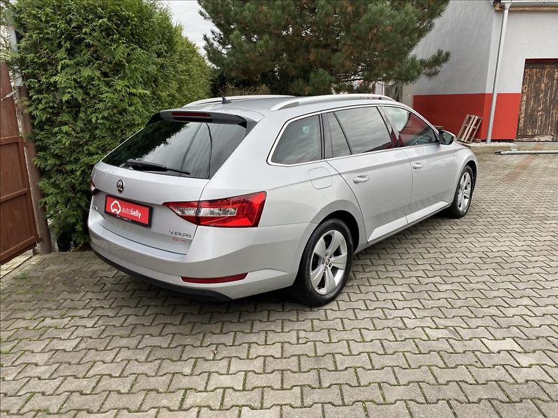 Škoda Superb 2,0 TDi  EXECUTIVE / DSG / NAV - fotka 5 z 37