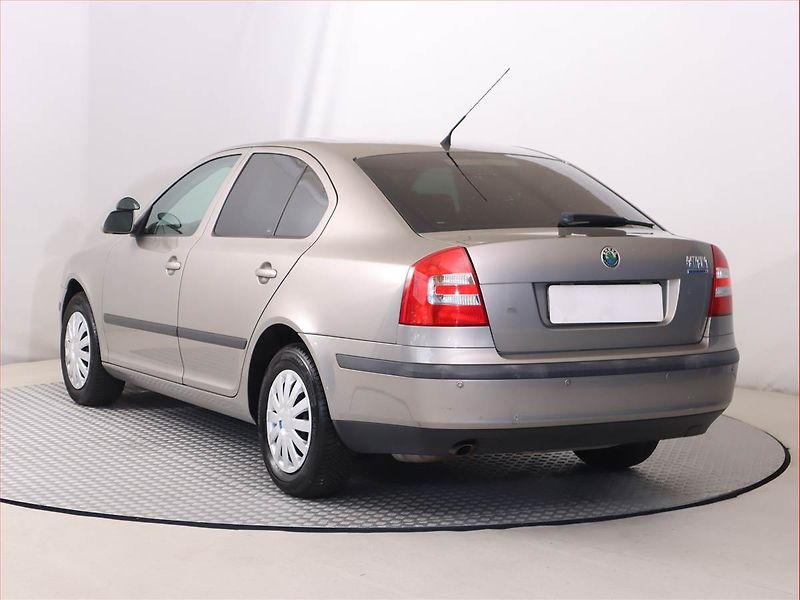 Škoda Octavia (2008) 1.6, Tempomat, Park. senzory - fotka 4 z 14