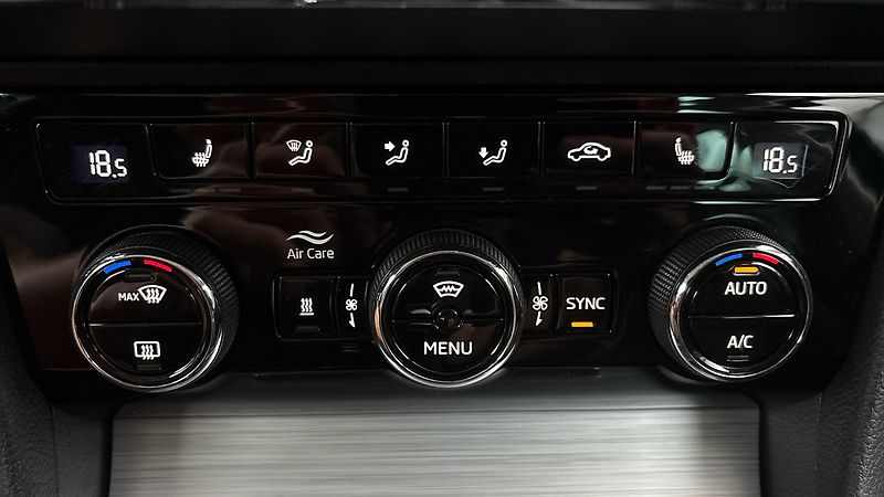 Škoda Superb 2.0 TDI DSG Ambition Combi - fotka 13 z 26