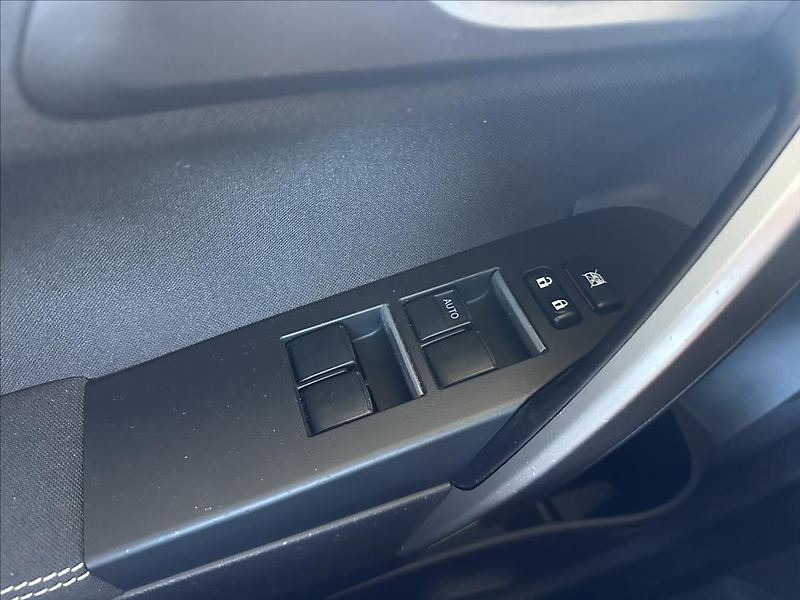 Toyota Auris 1,6 EXCLUSIVE TAŽNÉ - fotka 20 z 26