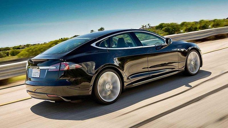 Kuriózně opravená Tesla Model S.