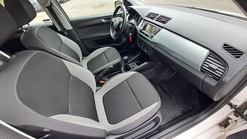 Škoda Fabia 1.0 TSI70 Ambiente+ - fotka 7 z 27