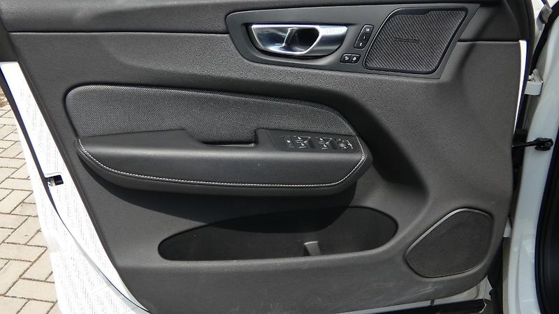 Volvo XC60 B4 AWD R Design - fotka 8 z 24