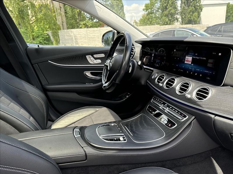Mercedes-Benz Třídy E E 220d 4MATIC AMG Style - fotka 13 z 16