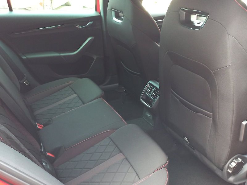 Škoda Octavia (2023) COMBI RS  2,0TSI DSG - fotka 17 z 26