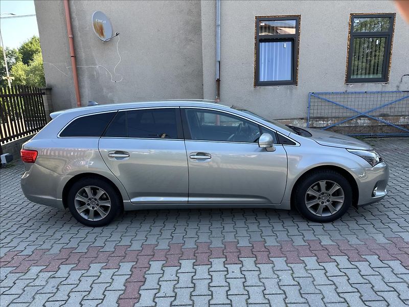 Toyota Avensis 1,8 TAŽNÉ - fotka 2 z 27