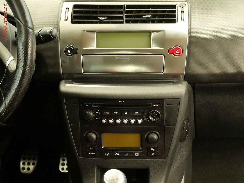 Citroën C4 (2010) 1.6 16v, 2.maj,ČR, Klima - fotka 9 z 21
