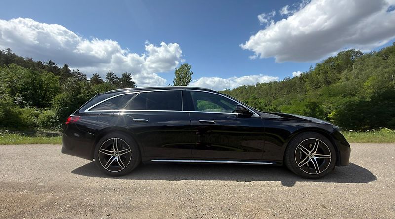 Mercedes-Benz Třídy E (2023) E220d, AMG, TOP výbava, záruk - fotka 4 z 18